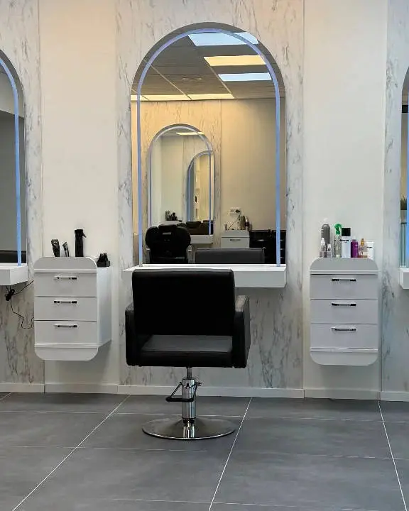 Styling-Platz mit gewölbtem Spiegel im Salon
